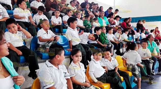 Polémica en Tuxpan por uniformes y ropa de gala para clausuras Polémica en Tuxpan por uniformes y ropa de gala para clausuras
