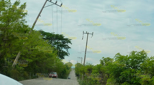 Postes a punto de caer en la carretera Entabladero – Melchor Ocampo Postes a punto de caer en la carretera Entabladero – Melchor Ocampo
