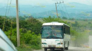 Postes a punto de caer en la carretera Entabladero – Melchor Ocampo Postes a punto de caer en la carretera Entabladero – Melchor Ocampo