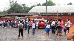 Sin clases niños de escuela en Las Lomas, Coyutla; nadie abrió el plantel Sin clases niños de escuela en Las Lomas, Coyutla; nadie abrió el plantel