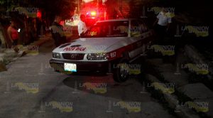 Taxi a punto de caer sobre vivienda en la colonia Las Valentinas de Poza Rica Taxi a punto de caer sobre vivienda en la colonia Las Valentinas de Poza Rica