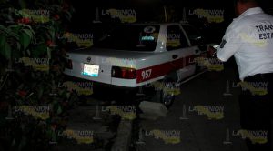 Taxi a punto de caer sobre vivienda en la colonia Las Valentinas de Poza Rica Taxi a punto de caer sobre vivienda en la colonia Las Valentinas de Poza Rica