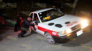 Taxi a punto de caer sobre vivienda en la colonia Las Valentinas de Poza Rica Taxi a punto de caer sobre vivienda en la colonia Las Valentinas de Poza Rica