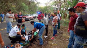 Taxi se impactó contra camión en el tramo Chicontepec - Ahuateno, cinco lesionados Taxi se impactó contra camión en el tramo Chicontepec - Ahuateno, cinco lesionados