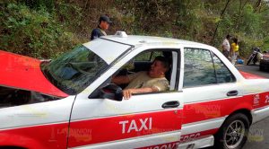 Taxi se impactó contra camión en el tramo Chicontepec - Ahuateno, cinco lesionados Taxi se impactó contra camión en el tramo Chicontepec - Ahuateno, cinco lesionados