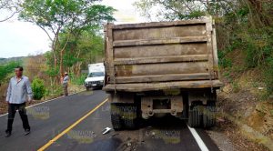 Taxi se impactó contra camión en el tramo Chicontepec - Ahuateno, cinco lesionados Taxi se impactó contra camión en el tramo Chicontepec - Ahuateno, cinco lesionados