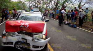 Taxi se impactó contra camión en el tramo Chicontepec - Ahuateno, cinco lesionados Taxi se impactó contra camión en el tramo Chicontepec - Ahuateno, cinco lesionados