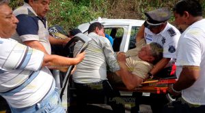 Taxi se impactó contra camión en el tramo Chicontepec - Ahuateno, cinco lesionados Taxi se impactó contra camión en el tramo Chicontepec - Ahuateno, cinco lesionados