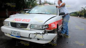 Taxista llevaba a su hija al hospital y choca dos cuadras antes de llegar Taxista llevaba a su hija al hospital y choca dos cuadras antes de llegar