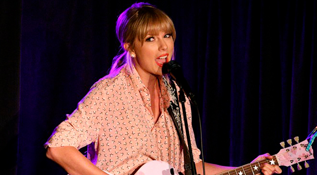Taylor Swift sorprende a fans en un bar de Nueva York Taylor Swift sorprende a fans en un bar de Nueva York