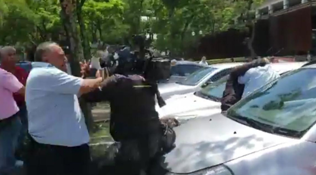 Agreden a reporteros en la Facultad de Medicina; UNAM se disculpa
