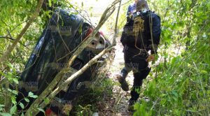 Vehículo se sale de la carretera y lo abandonan