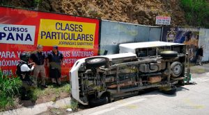 Vuelca camioneta y otra queda con el "morro" arriba Vuelca camioneta y otra queda con el morro arriba