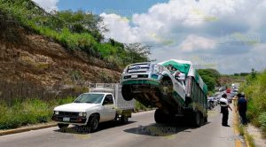 Vuelca camioneta y otra queda con el "morro" arriba Vuelca camioneta y otra queda con el morro arriba