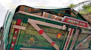 Vuelca camioneta y otra queda con el "morro" arriba Vuelca camioneta y otra queda con el morro arriba