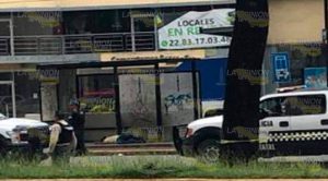 Xalapa ensangrentada, lo asesinan en la parada de autobúses Xalapa ensangrentada, lo asesinan en la parada de autobúses