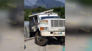 Camión por poco provoca una tragedia