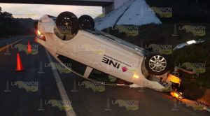 Choca y vuelca sobre la carretera Tuxpan-Totomoxtle