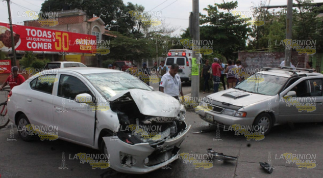 Menores heridos en aparatoso choque en la 27 de Septiembre