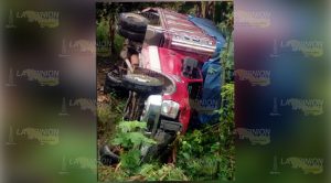 Vuelca camioneta