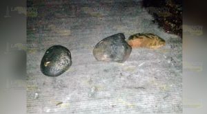 ¡Balean camión! presuntamente para detenerlo y asaltarlo; conductor logra esquivar