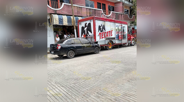 Choca contra camión cervecero