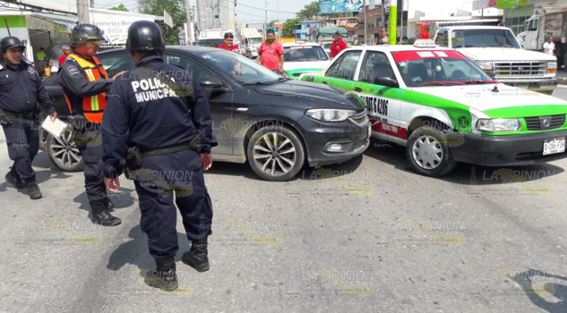 Chocó automóvil contra taxi