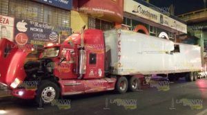 Tráiler choca contra poste, huyó y la policía lo detuvo en la colonia Flores Magón