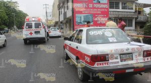 Pasajera lesionada al chocar un taxi; responsable huyó del lugar.