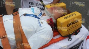 Pasajera lesionada al chocar un taxi; responsable huyó del lugar.