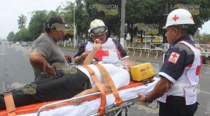 Pasajera lesionada al chocar un taxi; responsable huyó del lugar.