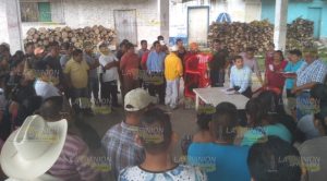 Padres toman primaria Revolución para exigir solución ante las autoridades competentes