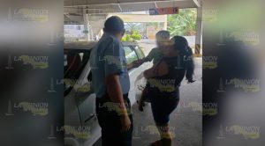 Dejan a menor en un coche en el estacionamiento de Chedrahui