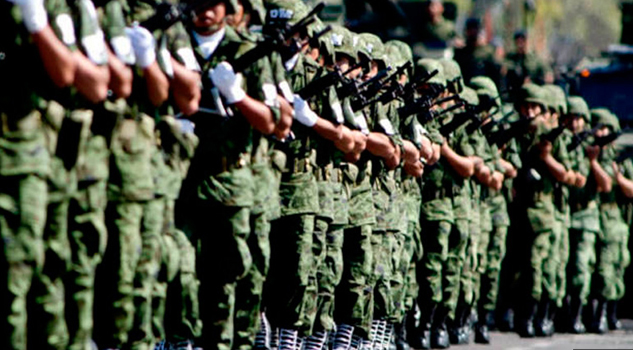 “¡Con la autoridad no se juega!”; militares se defienden así de humillaciones de pobladores (VIDEO)
