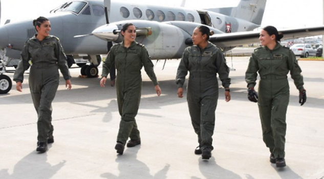 Histórico: Marina crea primera tripulación aérea integrada por mujeres