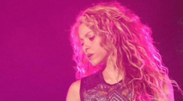 Shakira publica foto con Piqué pero su trasero se roba las miradas