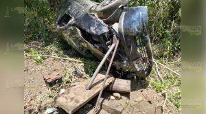 Vehículo se sale de la carretera y lo abandonan