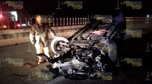 Automóvil termina destrozado en la autopista Tuxpan-Poza Rica