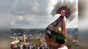 Voladores de Papantla danzan al ritmo de la flauta y el tambor milenario