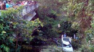 ¡MORTAL CAÍDA! Camioneta al fondo de puente, el saldo, una persona sin vida ¡MORTAL CAÍDA! Camioneta al fondo de puente, el saldo, una persona sin vida