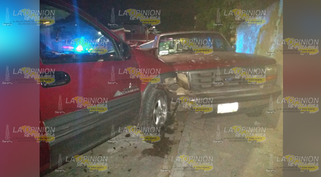 Choca contra camioneta estacionada