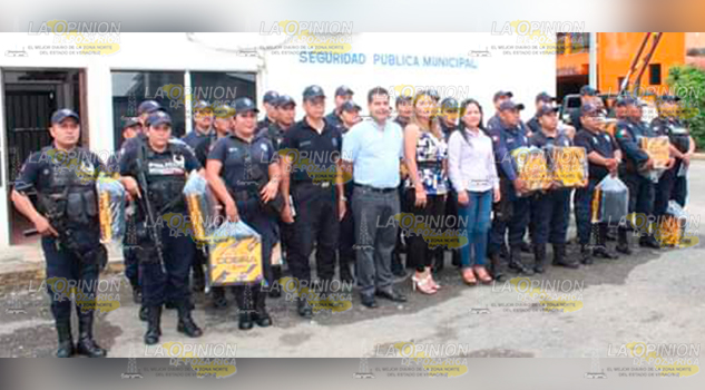 Entrega alcalde de Naranjos equipo a la Policía Municipal