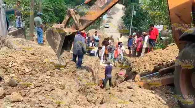 Rescatan a obrero sepultado en excavación, en la colonia Agustín Lara
