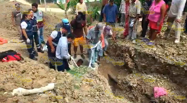 Rescatan a obrero sepultado en excavación, en la colonia Agustín Lara