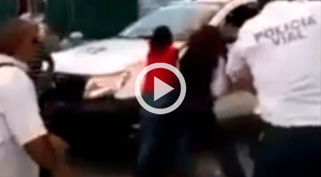 ¡De no creer! una policía y una estudiante terminan a golpes