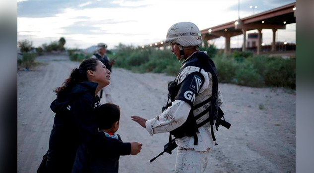 "Déjenme ir"; mujer migrante implora libertad a Guardia Nacional