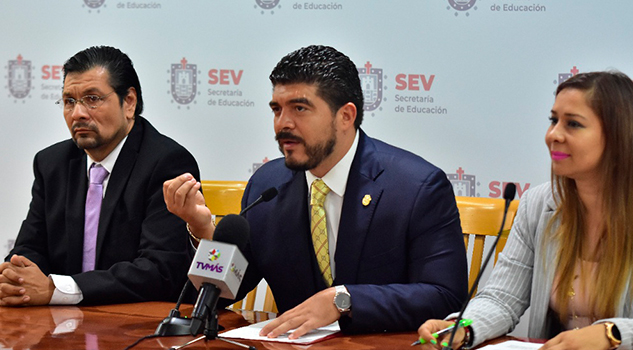 Basificará SEV a más de 8 mil trabajadores y reinstalará a docentes cesados