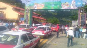 Bloquean carretera Mexcatla - Chicontepec