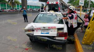 Camioneta choca contra taxi en Poza Rica; tres lesionadas