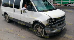 Camioneta choca contra taxi en Poza Rica; tres lesionadas